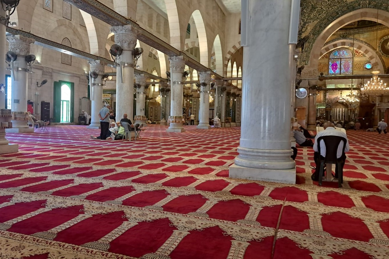 أعداد قليلة من المصلين داخل المسجد الأقصى المبارك بسبب إغلاق الاحتلال لأبواب المسجد وتحديد أعداد المصلين 